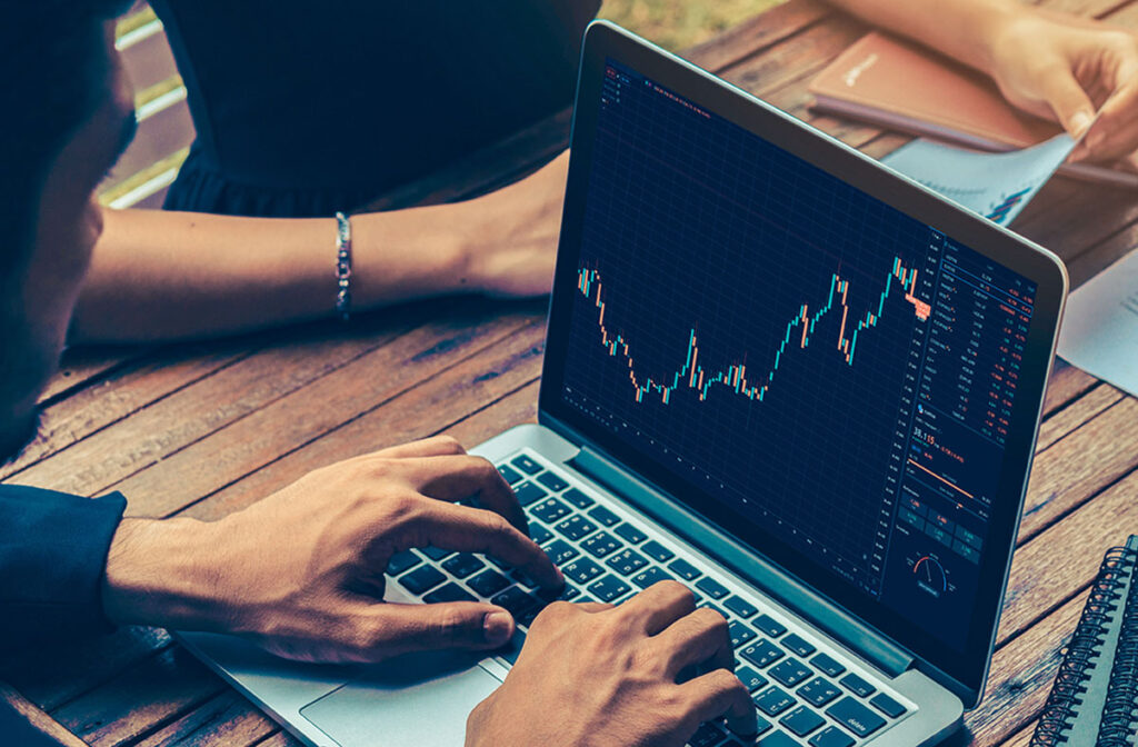 Pantalla de ordenador que muestra la tendencia de las opciones sobre acciones.